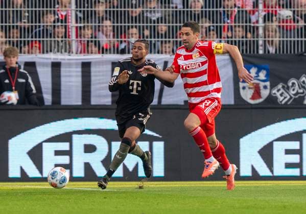 Duel between Michael Olise FC Bayern Muenchen, 17 and Rani Khedira FC Union Berlin, 8 Duel between 08 11 2025, 1 FC Union Berlin FC Bayern München, Football, 1 Bundesliga in Berlin, Stadion an der Alten Försterei DFL regulations prohibit any use of photographs as image sequences and or quasi video Copyright: HMBxMedia xMarcoxBader