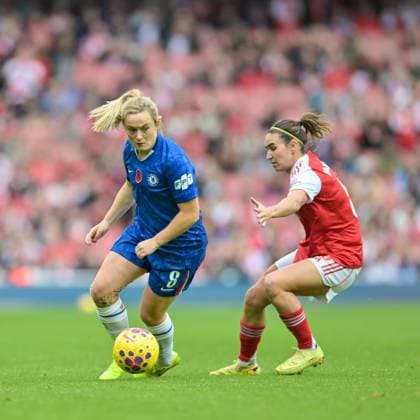 Erin Cuthbert of Chelsea Women with the ball during the Women s Super League match between Arsenal Women and Chelsea Women at the Emirates Stadium, London, England on 8 November 2025. Copyright: xPhilxHutchinsonx 44250035