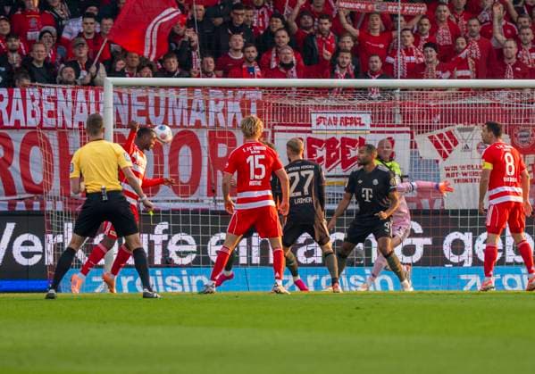 Header by Ilyas Ansah FC Union Berlin, 10 08 11 2025, 1 FC Union Berlin FC Bayern Munich, Football, 1 Bundesliga in Berlin, Stadion an der Alten Försterei DFL regulations prohibit any use of photographs as image sequences and or quasi video Copyright: HMBxMedia xMarcoxBader