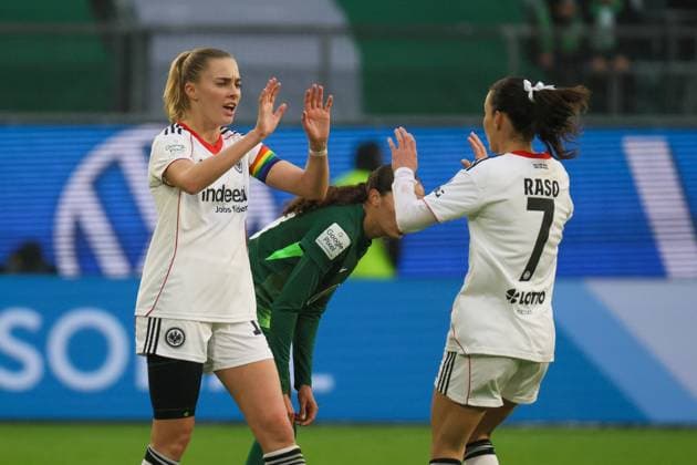 Wolfsburg, Germany 08 November 2025 1 BL Women 2025 2026 VfL Wolfsburg vs Eintracht Frankfurt In the picture from left goal scorer Laura Freigang Frankfurt scores the goal to 2 1 for Frankfurt and cheers with Hayley Raso Frankfurt DFB regulations prohibit any use of photographs as image sequences and or quasi video Volkswagen Arena Niedersachsen Copyright: xFotostandx xFantinix