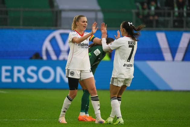 Wolfsburg, Germany 08 November 2025 1 BL Women 2025 2026 VfL Wolfsburg vs Eintracht Frankfurt In the picture from left goal scorer Laura Freigang Frankfurt scores the goal to 2 1 for Frankfurt and cheers with Hayley Raso Frankfurt DFB regulations prohibit any use of photographs as image sequences and or quasi video Volkswagen Arena Niedersachsen Copyright: xFotostandx xFantinix