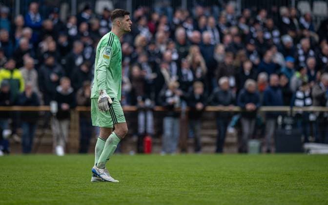 Soccer, Season 2025 2026, Regionalliga West, 08 11 2025, Matchday 15, Men, 1 FC Bocholt black vs Borussia Moenchengladbach U23 white Lucas Fox Goalkeeper 1 FC Bocholt , Bocholt Stadion am Huenting Nordrhein Westfalen Germany 251108_fb_1fc-bocholt_borussia-moenchengladbach-u23_45954