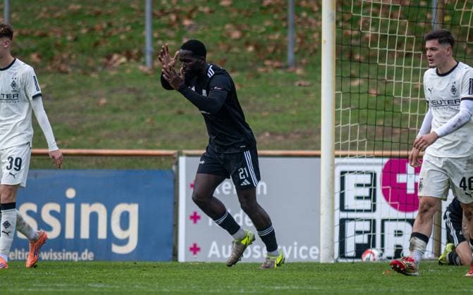 Soccer, Season 2025 2026, Regionalliga West, 08 11 2025, Matchday 15, Men, 1 FC Bocholt black vs Borussia Moenchengladbach U23 white Jeff Amoah Mensah 1 FC Bocholt , Bocholt Stadion am Huenting Nordrhein Westfalen Germany 251108_fb_1fc-bocholt_borussia-moenchengladbach-u23_45955