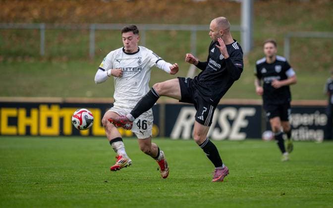 Soccer, Season 2025 2026, Regionalliga West, 08 11 2025, Matchday 15, Men, 1 FC Bocholt black vs Borussia Moenchengladbach U23 white v l Nico Vidic Borussia Moenchengladbach U23 , Patrick Kurzen 1 FC Bocholt , Bocholt Stadion am Huenting Nordrhein Westfalen Germany 251108_fb_1fc-bocholt_borussia-moenchengladbach-u23_45957