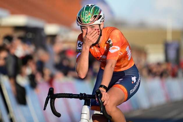 2025 UEC Cyclo-Cross EC - Women Elite MIDDELKERKE, BELGIUM - NOVEMBER 08 : Van Der Heijden Inge (NED) celebrating her victory during the 2025 UEC Cyclo-Cross European Championships for Women Elite on November 08, 2025 in Middelkerke, Belgium, 08 11 2025 Middelkerke Belgium  Copyright: xNicoxVereeckenx