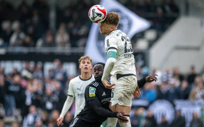Soccer, Season 2025 2026, Regionalliga West, 08 11 2025, Matchday 15, Men, 1 FC Bocholt black vs Borussia Moenchengladbach U23 white v l Jeff Amoah Mensah 1 FC Bocholt , Lion Schweers Borussia Moenchengladbach U23 , Bocholt Stadion am Huenting Nordrhein Westfalen Germany 251108_fb_1fc-bocholt_borussia-moenchengladbach-u23_45969