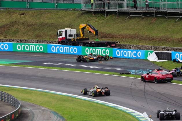 F1 - SAO PAULO GRAND PRIX 2025 81 PIASTRI Oscar (aus), McLaren F1 Team MCL39, action, 04 NORRIS Lando (gbr), McLaren F1 Team MCL39, action during the 2025 Formula 1 Grande Premio de Sao Paulo, 2025 Sao Paulo Grand Prix, 21th round of the 2025 FIA Formula One World Championship, WM, Weltmeisterschaft from November 7 to 9, 2025 on the Interlagos, in Sao Paulo, Brazil - Sao PauloBrazil Copyright: xDPPIx