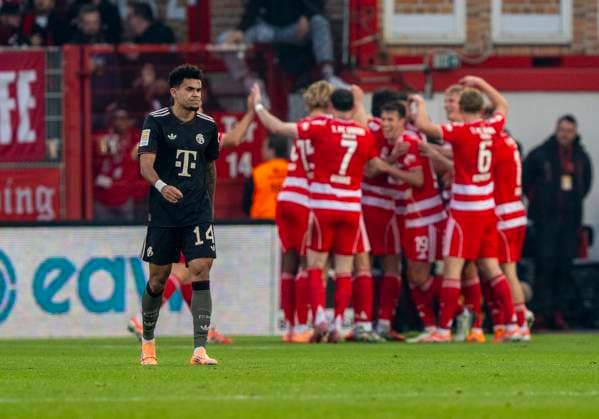 Luis Diaz FC Bayern Muenchen, 14 is disappointed after conceding a goal 08 11 2025, 1 FC Union Berlin FC Bayern München, Fussball, 1 Bundesliga in Berlin, Stadion an der Alten Försterei DFL regulations prohibit any use of photographs as image sequences and or quasi video Copyright: HMBxMedia xMarcoxBader