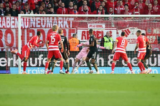 08 11 2025, xtgx, Soccer 1 Bundesliga, Union Berlin FC Bayern Munich v l Offside goal Ilyas Ansah 1 FC Union Berlin Manuel Neuer FC Bayern Muenchen DFL DFB REGULATIONS PROHIBIT ANY USE OF PHOTOGRAPHS as IMAGE SEQUENCES and or QUASI VIDEO Berlin