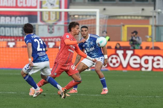 ComoÕs Cagliari s Sebastiano Esposito during the Serie A soccer match between Como and Cagliari at the Giuseppe Sinigaglia stadium in Como, north Italy - November 8, 2025 - Soccer.  Copyright: xAntonioxSaiai LaPressex