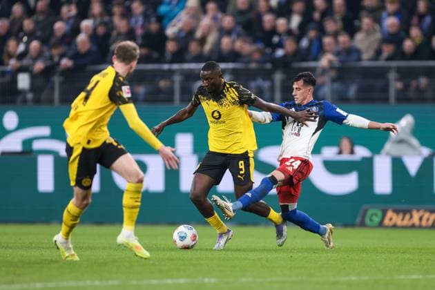 08 11 2025, 1 Bundesliga, Matchday 10, Hamburger SV Borussia Dortmund, v l Serhou Guirassy Borussia Dortmund , Nicolas Capaldo Hamburger SV , Hamburg Volksparkstadion Hamburg Germany xRHR PHOTO DEx Copyright: DennisxEwert RHR-FOTOx RHR-FOTO DE