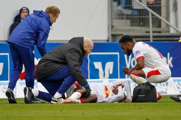 Yan Diomande RB Leipzig, 49 injured on the ground , Germany, Football, 1 Bundesliga, Matchday 10, 2025 2026, TSG Hoffenheim vs RB Leipzig, 08 11 2025, PreZero Arena, Sinsheim, Germany Sinsheim PreZero Arena Baden Württemberg Germany Copyright: xGrantxHubbsx