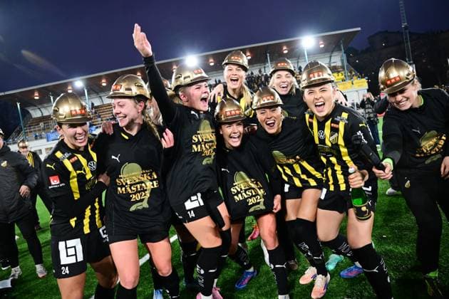 STOCKHOLM, SWEDEN 20251108 Häcken celebrates its Swedish Championship gold after Saturdays football match in the womens league between Djurgarden and BK Häcken FF which ended 0 2 at Kristinebergs IP 1 STOCKHOLM SWEDEN x10030x  Copyright: xJonasxEkströmer TTx DAMALLSVENSKAN DJURGARDEN-HÄCKEN