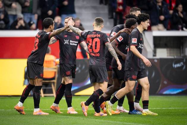 LEVERKUSEN, GERMANY - NOVEMBER 8: Bayer 04 Leverkusen celebrates Ernest Poku (Bayer 04 Leverkusen, 19), who scores the 4:0 during the Bundesliga match (gameday 10) between Bayer 04 Leverkusen vs. 1. FC Heidenheim at BayArena on November 8, 2025 in Leverkusen, Germany. (Photo by Axel Kohring Beautiful Sports) DFL REGULATIONS PROHIBIT ANY USE OF PHOTOGRAPHS AS IMAGE SEQUENCES AND OR QUASI-VIDEO. Nordrhein-Westfalen Germany Copyright: xBEAUTIFULxSPORTS AxelxKohringx