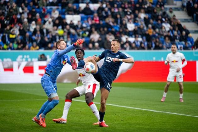 Tim Lemperle TSG Hoffenheim, 19 in duel with Peter Gulacsi RB Leipzig, 01 , El Chadaille Bitshiabu RB Leipzig, 05 , GER, TSG 1899 Hoffenheim vs RB Leipzig, Soccer Bundesliga, Matchday 10, Season 2025 2026, 07 11 2025 DFB DFL regulations prohibit any use of photographs as image sequences and or quasi video GER, TSG 1899 Hoffenheim vs RB Leipzig, Fussball Bundesliga, 10 Spieltag, Saison 2025 2026, 07 11 2025 Sinsheim Copyright: xEibner-Pressefoto Memmlerx EP_MMR