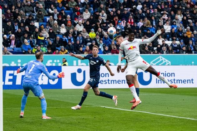 Wouter Burger TSG Hoffenheim, 18 in duel with Peter Gulacsi RB Leipzig, 01 , El Chadaille Bitshiabu RB Leipzig, 05 , GER, TSG 1899 Hoffenheim vs RB Leipzig, Soccer Bundesliga, Matchday 10, Season 2025 2026, 07 11 2025 DFB DFL regulations prohibit any use of photographs as image sequences and or quasi video GER, TSG 1899 Hoffenheim vs RB Leipzig, Fussball Bundesliga, 10 Spieltag, Saison 2025 2026, 07 11 2025 Sinsheim Copyright: xEibner-Pressefoto Memmlerx EP_MMR