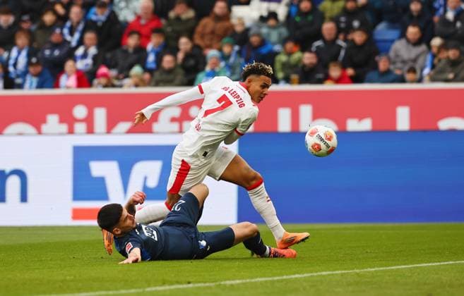 Hoffenheim RB Leipzig Bundesliga Sinsheim, 08 11 2025, PreZero Arena, Fußball Bundesliga, Spieltag 10 , TSG 1899 Hoffenheim vs RB Leipzig , Im Bild v l Im Bild v l Albian Hajdari 21, Hoffenheim , Antonio Nusa 7, RB Leipzig , Nur zur redaktionellen Nutzung Only editorial use , DFL regulations prohibit any use of photographs as image sequences and or quasi video , Picture Point