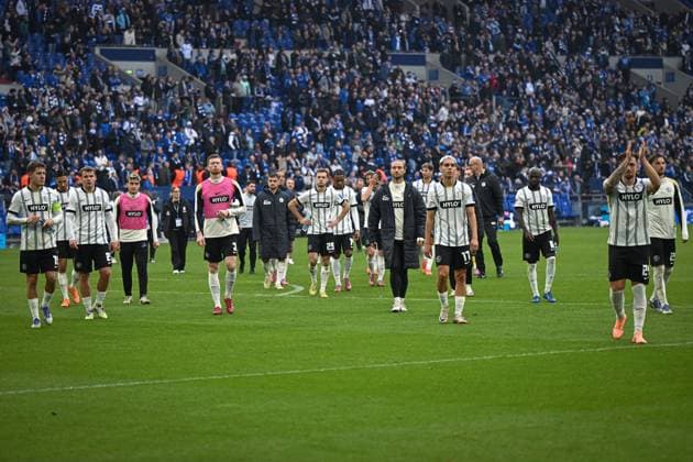 Germany, Soccer, 2 Bundesliga, Matchday 12, 2025 2026, FC Schalke 04 vs SV Elversberg, 08 11 2025, Veltins Arena, Gelsenkirchen, Germany, disappointed team from SV Elversberg after the final whistle Copyright: xMarkusxVerwimpx