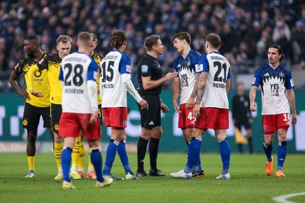 08 11 2025, 1 Bundesliga, Matchday 10, Hamburger SV Borussia Dortmund, f l Referee Tobias Reichel GER talks to Luka Vuskovic Hamburger SV , Hamburg Volksparkstadion Hamburg Germany xRHR PHOTO DEx Copyright: DennisxEwert RHR-FOTOx RHR-FOTO DE