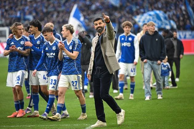 Germany, Football, 2 Bundesliga, Matchday 12, 2025 2026, FC Schalke 04 vs SV Elversberg, 08 11 2025, Veltins Arena, Gelsenkirchen, Germany, Miron Muslic FC Schalke 04, Head coach celebrates the victory with his team Copyright: xMarkusxVerwimpx