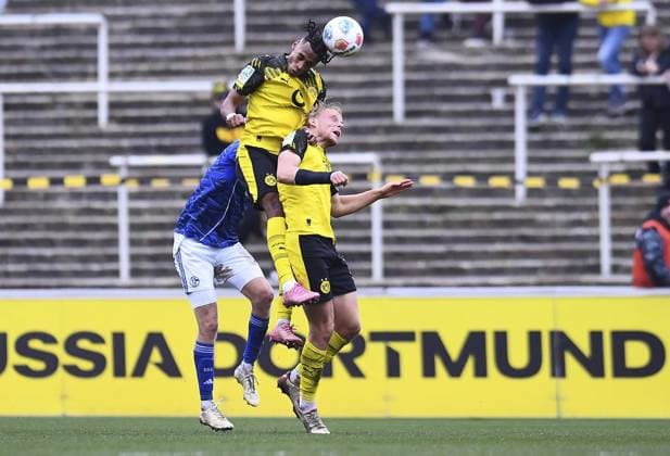 Borussia Dortmund U23 Schalke 04 U23 FOR EDITORIAL PURPOSES ONLY EDITORIAL USE ONLY p Football Regionalliga West 15 Matchday Borussia Dortmund U23 Schalke 04 U23 on 08 11 2025 at Stadion Rote Erde in Dortmund Filippo Calixte Mane Borussia Dortmund U23 , above Gerrit Wegkamp Schalke 04 U23 , left Ben Vincent Hüning Borussia Dortmund U23 , right Germany North Rhine Westphalia Dortmund Copyright ThorstenxTillmann Copyright: ThorstenxTillmann doc836anr5w6zp1a83iflql ,EDITORIAL USE ONLY Copyright: ThorstenxTillmann