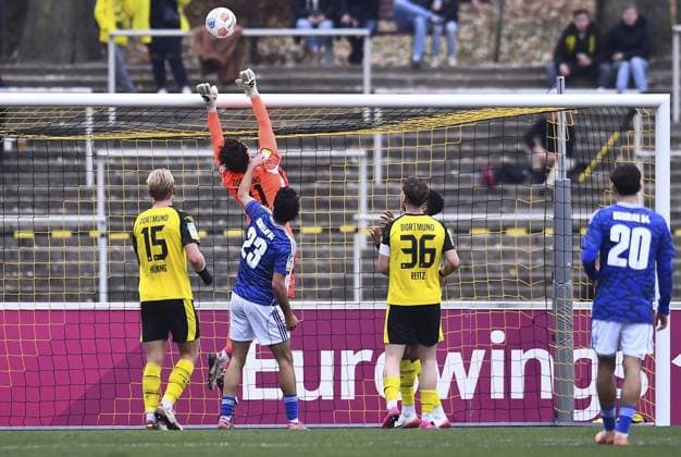Borussia Dortmund U23 Schalke 04 U23 FOR EDITORIAL PURPOSES ONLY EDITORIAL USE ONLY p Soccer Regionalliga West 15 Matchday Borussia Dortmund U23 Schalke 04 U23 on 08 11 2025 at Stadion Rote Erde in Dortmund Silas Ostrzinski Borussia Dortmund U23 , top Ben Vincent Hüning Borussia Dortmund U23 , left Jakob Sachse Schalke 04 U23 , center Tony Reitz Borussia Dortmund U23 , right Germany North Rhine Westphalia Dortmund Copyright ThorstenxTillmann Copyright: ThorstenxTillmann doc836anrcn2hdp422zlfi ,EDITORIAL USE ONLY Copyright: ThorstenxTillmann