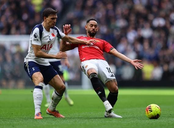 Joao Palhinha of Tottenham Hotspur competes for the ball with Matheus Cunha of Manchester United, ManU Tottenham Hotspur v Manchester United, Premier League, Football, Tottenham Hotspur Stadium, London, UK - 08 Nov 2025London Tottenham Hotspur Stadium United Kingdom EDITORIAL USE ONLY No use with unauthorised audio, video, data, fixture lists, club league logos or live services. Online in-match use limited to 120 images, no video emulation. No use in betting, games or single club league player publications. Copyright: xMichaelxZemanek Shutterstockx 15701605ca