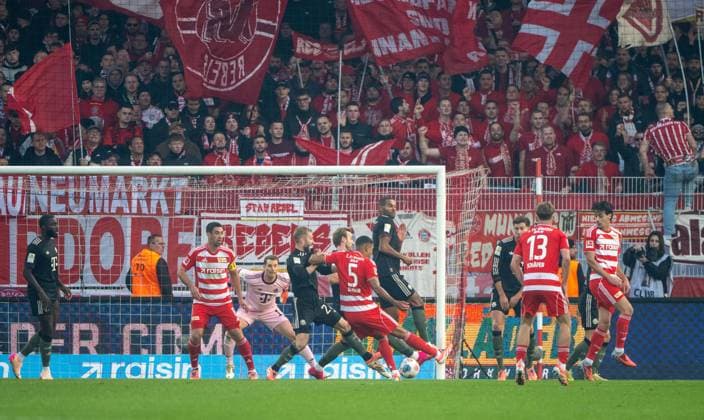 Soccer, Men, Season 2025 2026, 1 Bundesliga 10 Matchday , 1 FC Union Berlin FC Bayern Munich, Danilho Doekhi 5 1 FC Union scores the goal for 1 0 against goalkeeper Manuel Neuer Bayern Munich , 08 11 2025, Copyright: xMatthiasxKochx