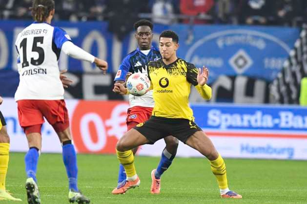 GER 1 FBL,, Hamburger SV vs Borussia Dortmund 08 11 2025, Volksparkstadion, Hamburg, GER 1 FBL, Hamburger SV vs Borussia Dortmund in the picture Yussuf Poulsen Hamburg 15 and Albert Sambi Sami Lokonga Hamburg 06 try to assert themselves against Jobe Bellingham Dortmund 07 nordphotoxGmbH xWitke nph00002