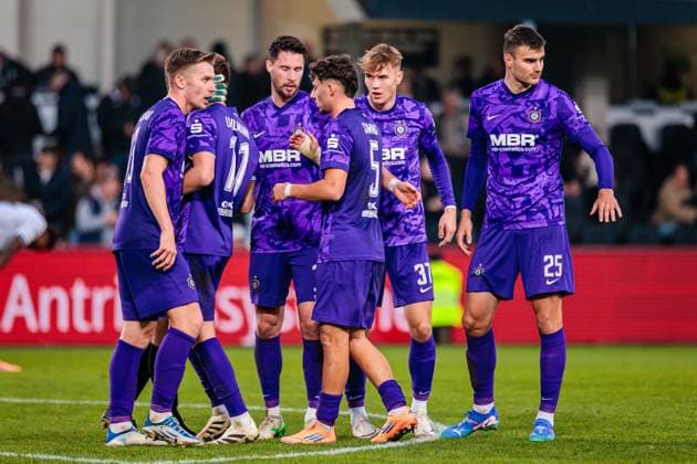The team of FC Erzgebirge Aue is disappointed sad after 1 1 draw GER, SC Verl vs FC Erzgebirge Aue, Football, 3 Liga, Matchday 14, Season 2025 2026, 08 11 2025 DFL Regulations prohibit any use of photographers as image sequences and or quasi video GER, SC Verl vs FC Erzgebirge Aue, Football, 3 Liga, Matchday 14, Season 2025 2026, 08 11 2025 Verl Copyright: xEibner-Pressefoto JanxRollingerx EP_JSK