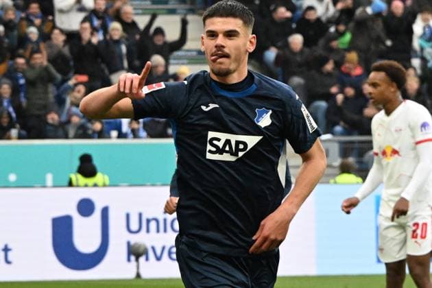 08 11 2025, xsltx, Fußball 1 Bundesliga, TSG 1899 Hoffenheim RB Leipzig v l Torjubel nach dem Tor zum celebrating the goal celebrate 1 1 durch Albian Hajdari 1899 Hoffenheim DFL DFB REGULATIONS PROHIBIT ANY USE OF PHOTOGRAPHS as IMAGE SEQUENCES and or QUASI VIDEO Sinsheim