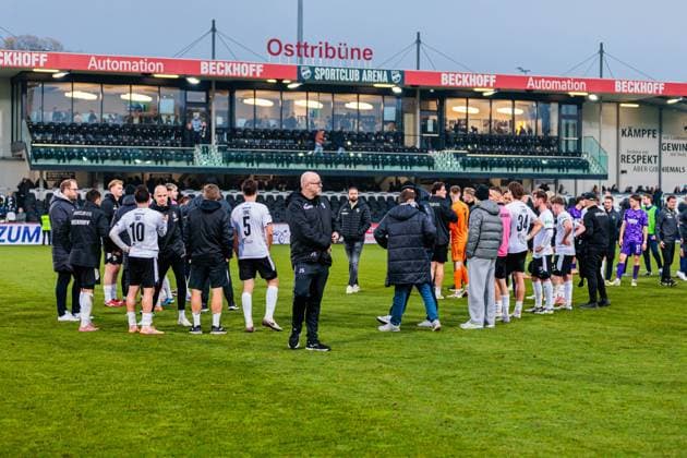 The team of SC Verl is disappointed sad after 1 1 draw GER, SC Verl vs FC Erzgebirge Aue, Football, 3 Liga, Matchday 14, Season 2025 2026, 08 11 2025 DFL Regulations prohibit any use of photographers as image sequences and or quasi video GER, SC Verl vs FC Erzgebirge Aue, Football, 3 Liga, Matchday 14, Season 2025 2026, 08 11 2025 Verl Copyright: xEibner-Pressefoto JanxRollingerx EP_JSK