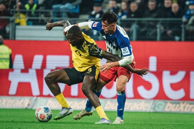 1 Bundesliga Hamburger SV vs Borussia Dortmund, 08 11 2025 Serhou Guirassy Borussia Dortmund, 9 in duel with Nicolas Capaldo Hamburger SV, 24 Soccer, 1 Bundesliga, 10 Matchday Hamburger SV vs Borussia Dortmund on 08 11 2025 at Volksparkstadion, Hamburg DFL REGULATIONS PROHIBIT ANY USE OF PHOTOGRAPHS AS IMAGE SEQUENCES AND OR QUASI VIDEO Copyright: xBEAUTIFULxSPORTS Tonhäuserx