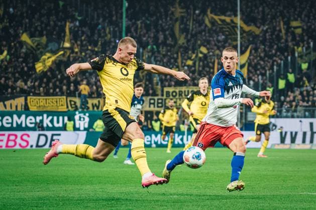 1 Bundesliga Hamburger SV vs Borussia Dortmund, 08 11 2025 Waldemar Anton Borussia Dortmund, 3 vs Miro Muheim Hamburger SV, 28 Soccer, 1 Bundesliga, 10 Matchday Hamburger SV vs Borussia Dortmund on 08 11 2025 at Volksparkstadion, Hamburg DFL REGULATIONS PROHIBIT ANY USE OF PHOTOGRAPHS AS IMAGE SEQUENCES AND OR QUASI VIDEO Copyright: xBEAUTIFULxSPORTS Tonhäuserx