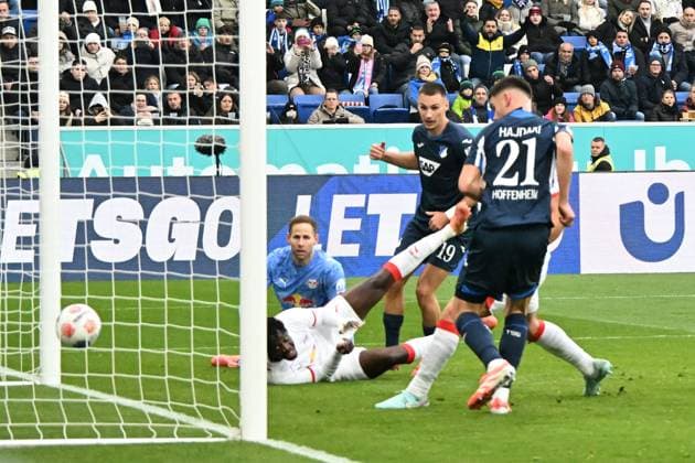 08 11 2025, xsltx, Fussball 1 Bundesliga, TSG 1899 Hoffenheim RB Leipzig v l Albian Hajdari 1899 Hoffenheim Torschuetze, erzielt das Tor, Treffer, scores the goal 1 1 DFL DFB REGULATIONS PROHIBIT ANY USE OF PHOTOGRAPHS as IMAGE SEQUENCES and or QUASI VIDEO Sinsheim