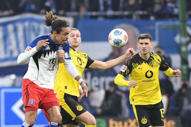 GER 1 FBL,, Hamburger SV vs Borussia Dortmund 08 11 2025, Volksparkstadion, Hamburg, GER 1 FBL, Hamburger SV vs Borussia Dortmund in the picture Yussuf Poulsen Hamburg 15 tries to assert himself against Julian Ryerson Dortmund 26 nordphotoxGmbH xWitke nph00002