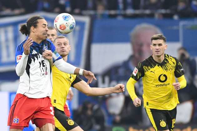 GER 1 FBL,, Hamburger SV vs Borussia Dortmund 08 11 2025, Volksparkstadion, Hamburg, GER 1 FBL, Hamburger SV vs Borussia Dortmund in the picture Yussuf Poulsen Hamburg 15 tries to assert himself against Julian Ryerson Dortmund 26 nordphotoxGmbH xWitke nph00002