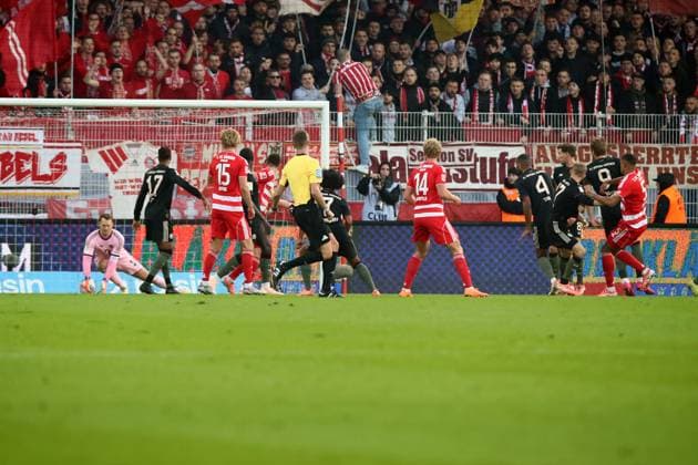 08 11 2025, xtgx, Fussball 1 Bundesliga, Union Berlin FC Bayern München v l Danilho Doekhi 1 FC Union Berlin Torschuetze, erzielt das Tor, Treffer, scores the goal 1 0 Manuel Neuer FC Bayern Muenchen DFL DFB REGULATIONS PROHIBIT ANY USE OF PHOTOGRAPHS as IMAGE SEQUENCES and or QUASI VIDEO Berlin