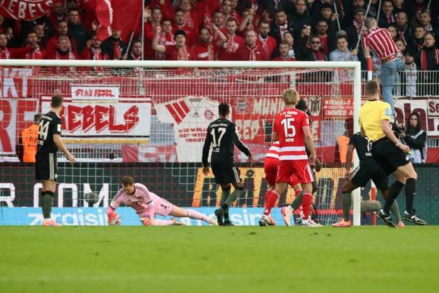 08 11 2025, xtgx, Fussball 1 Bundesliga, Union Berlin FC Bayern München v l Danilho Doekhi 1 FC Union Berlin Torschuetze, erzielt das Tor, Treffer, scores the goal 1 0 Manuel Neuer FC Bayern Muenchen DFL DFB REGULATIONS PROHIBIT ANY USE OF PHOTOGRAPHS as IMAGE SEQUENCES and or QUASI VIDEO Berlin