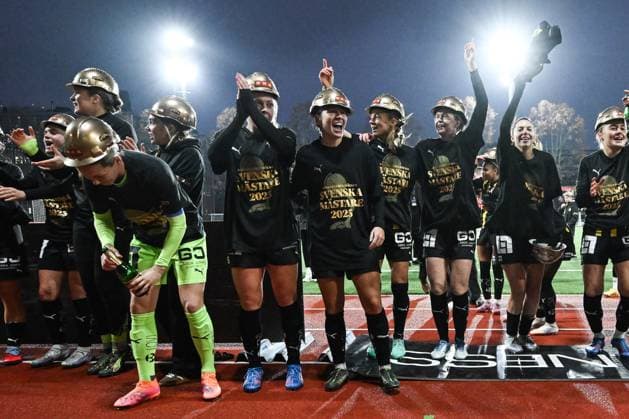 251108 Häckens players cheer after the football match in Damallsvenskan between Djurgarden and Häcken on November 8, 2025 in Stockholm  Copyright: MAXIMxTHORE BB251108MT059