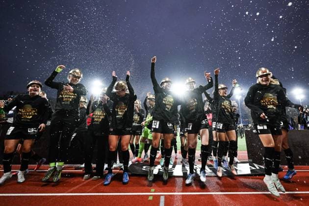 251108 Häckens players cheer after the football match in Damallsvenskan between Djurgarden and Häcken on November 8, 2025 in Stockholm  Copyright: MAXIMxTHORE BB251108MT062