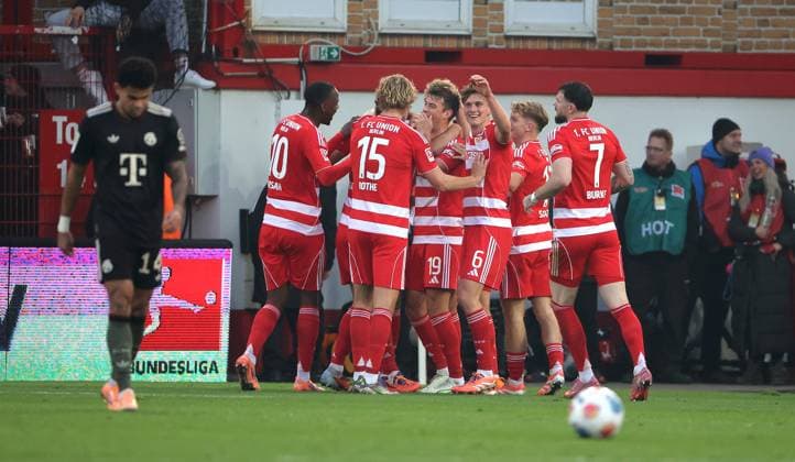 Danilho Doekhi covered cheers after 1 0 with teammates joy emotion jubilation sport soccer soccer Bundesliga men DFL 10 matchday season 2025 2026 08 11 2025 1 FC Union Berlin FCU vs FC Bayern Munich FCB DFL regulations prohibit any use of photographs as image sequences and or quasi video