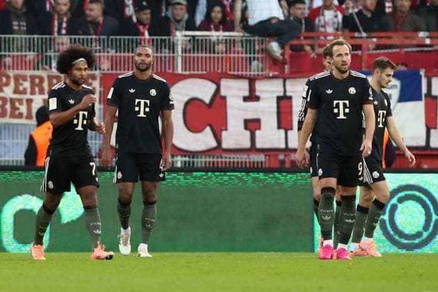 08 11 2025, xtgx, Soccer 1 Bundesliga, Union Berlin FC Bayern München v l Serge Gnabry FC Bayern Muenchen Jonathan Tah FC Bayern Muenchen Harry Kane FC Bayern Muenchen Disappointed, sad, frustrated DFL DFB REGULATIONS PROHIBIT ANY USE OF PHOTOGRAPHS as IMAGE SEQUENCES and or QUASI VIDEO Berlin