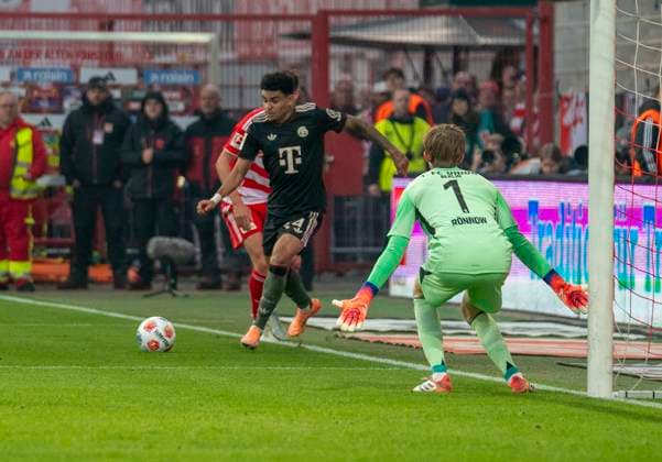 Luis Diaz FC Bayern Muenchen, 14 with a shot on goal against Frederik Roennow FC Union Berlin, 1 to make it 1 1 Luis Diaz FC Bayern Muenchen, 14 with a shot on goal against Frederik Roennow FC Union Berlin, 1 to make it 1 1 08 11 2025, 1 FC Union Berlin FC Bayern München, Fussball, 1 Bundesliga in Berlin, Stadion an der Alten Försterei DFL regulations prohibit any use of photographs as image sequences and or quasi video Copyright: HMBxMedia xMarcoxBader