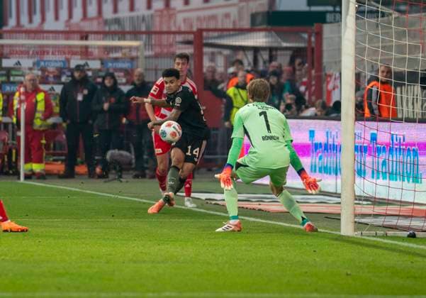 Luis Diaz FC Bayern Muenchen, 14 with a shot on goal against Frederik Roennow FC Union Berlin, 1 to make it 1 1 Luis Diaz FC Bayern Muenchen, 14 with a shot on goal against Frederik Roennow FC Union Berlin, 1 to make it 1 1 08 11 2025, 1 FC Union Berlin FC Bayern München, Fussball, 1 Bundesliga in Berlin, Stadion an der Alten Försterei DFL regulations prohibit any use of photographs as image sequences and or quasi video Copyright: HMBxMedia xMarcoxBader