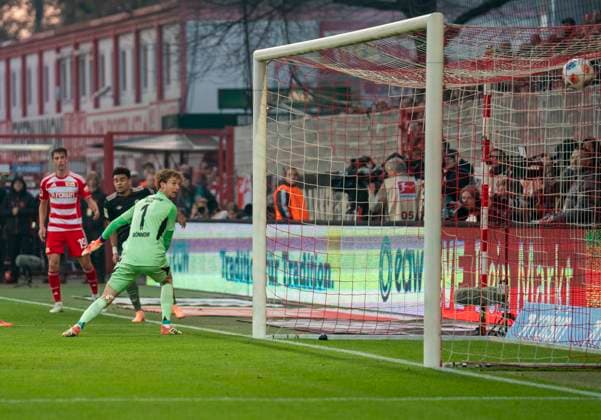 Luis Diaz FC Bayern Muenchen, 14 with a shot on goal against Frederik Roennow FC Union Berlin, 1 to make it 1 1 Luis Diaz FC Bayern Muenchen, 14 with a shot on goal against Frederik Roennow FC Union Berlin, 1 to make it 1 1 08 11 2025, 1 FC Union Berlin FC Bayern München, Fussball, 1 Bundesliga in Berlin, Stadion an der Alten Försterei DFL regulations prohibit any use of photographs as image sequences and or quasi video Copyright: HMBxMedia xMarcoxBader