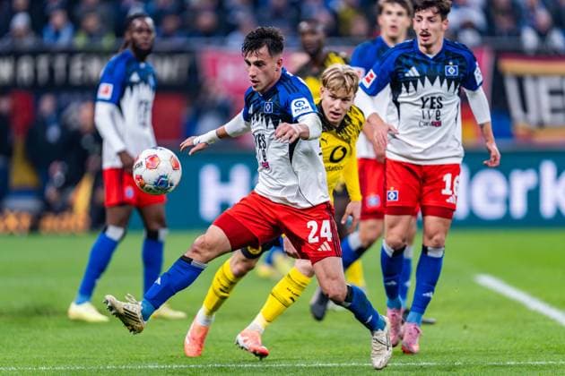 08 11 2025, Hamburger SV vs Borussia Dortmund, 1 Bundesliga, Matchday 10 Daniel Svensson Borussia Dortmund, 24 Nicolas Capaldo Hamburger SV, 24 Important note According to the regulations of the DFL German Football League and the DFB German Football Association, it is prohibited to use photographs taken in the stadium and or of the match in the form of sequential images and or video-like photo series Copyright: xBahhoxKarax