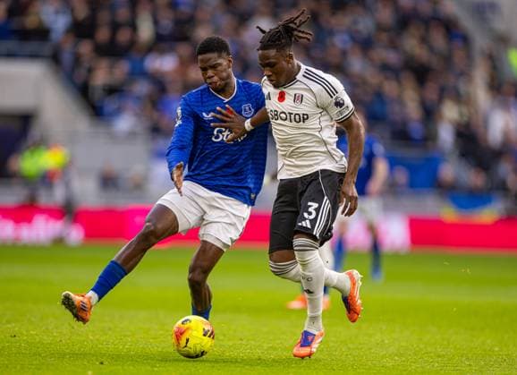 Football - FA Premier League - Everton FC v Fulham FC LIVERPOOL, ENGLAND - Saturday, November 8, 2025: Everton s Thierno Barry (L) and Fulham s Calvin Bassey during the FA Premier League match between Everton FC and Fulham FC at Bramley-Moore Dock. (Photo by David Rawcliffe Propaganda) LIVERPOOL Bramley-Moore Dock MERSEYSIDE ENGLAND  Copyright: xDavidxRawcliffex P2025-11-08-Everton_Fulham-17