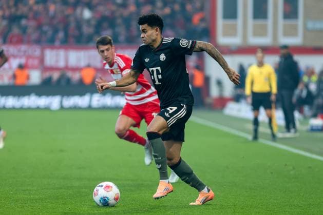 duel Luis Diaz FC Bayern Muenchen, 14 with Janik Haberer 1 FC Union Berlin, 19 , GER, 1 FC Union Berlin vs FC Bayern Muenchen, Football, Bundesliga, Matchday 10, Season 2025 2026, 08 11 2025, DFL DFB REGULATIONS PROHIBIT ANY USE OF PHOTOGRAPHS as IMAGE SEQUENCES and or QUASI VIDEO, GER, 1 FC Union Berlin vs FC Bayern Muenchen, Football, Bundesliga, Matchday 10, Season 2025 2026, 08 11 2025 Berlin Copyright: xEibner-Pressefoto JennixMaulx EP_JML