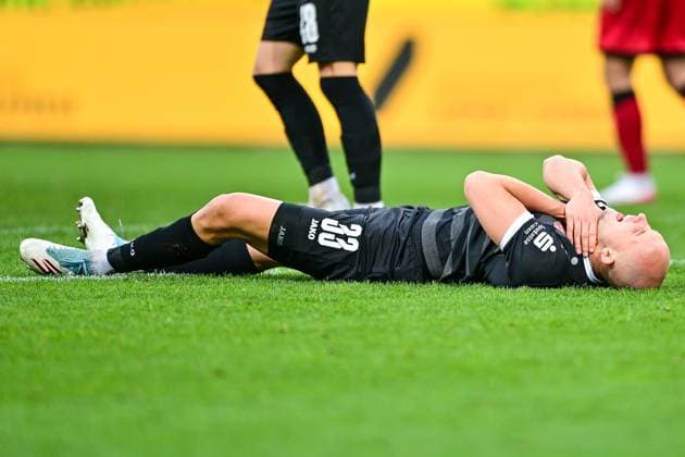 Tobias Kraulich Essen, 33 lies on the ground and holds his neck, in pain after a foul, racked with pain, cropped image, single image, action, action, 08 11 2025, Ingolstadt Germany , Football, 3 Liga, FC Ingolstadt 04 Rot Weiss Essen, DFB DFL REGULATIONS PROHIBIT ANY USE OF PHOTOGRAPHS AS IMAGE SEQUENCES AND OR QUASI VIDEO xslx